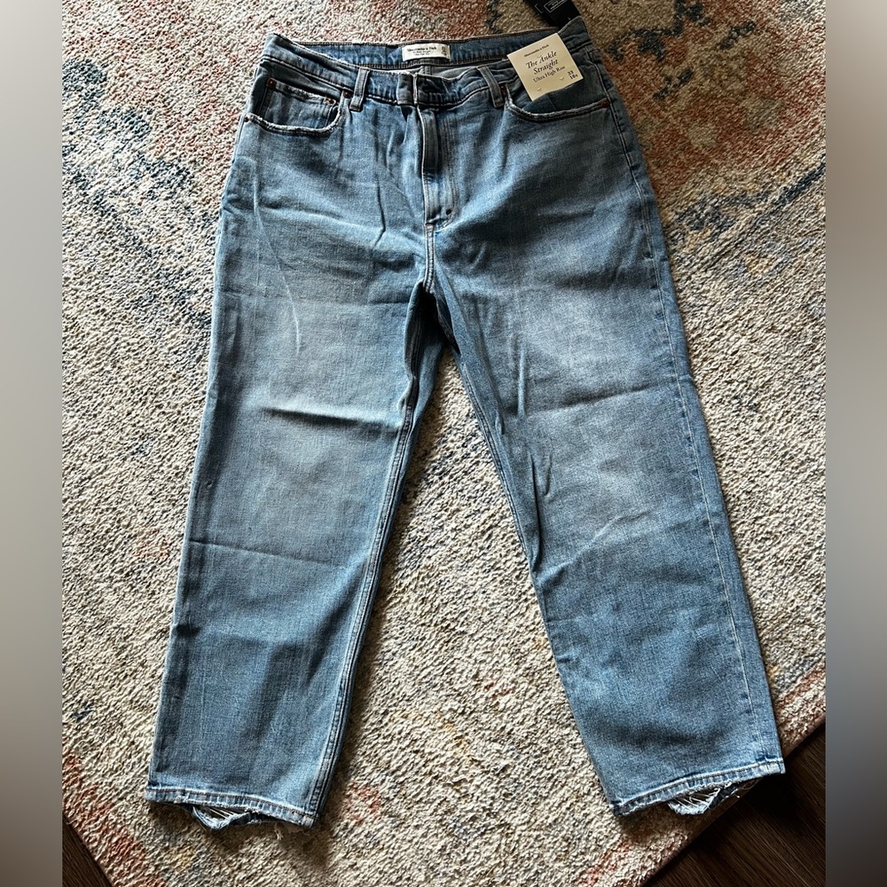 NEW w/ Tags A&F Abercrombie Ultra High Rise Ankle Straight Jean Size: 33 Short